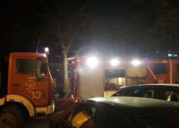 Bie zjarr në parkingun e një pallati në Tiranë, zjarrfikëset dhe policia në vendngjarje! Nis evakuimi i banorëve