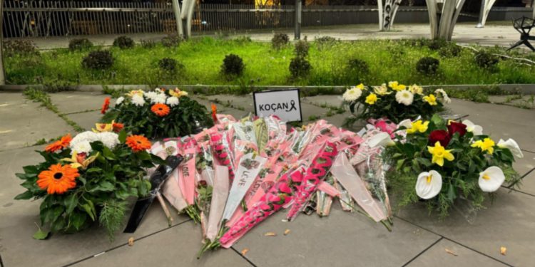 Vendosen lule në sheshin Skënderbeu në Shkup në nderim të viktimave të Koçanit