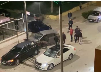 Përplasen gjashtë makina në Fier