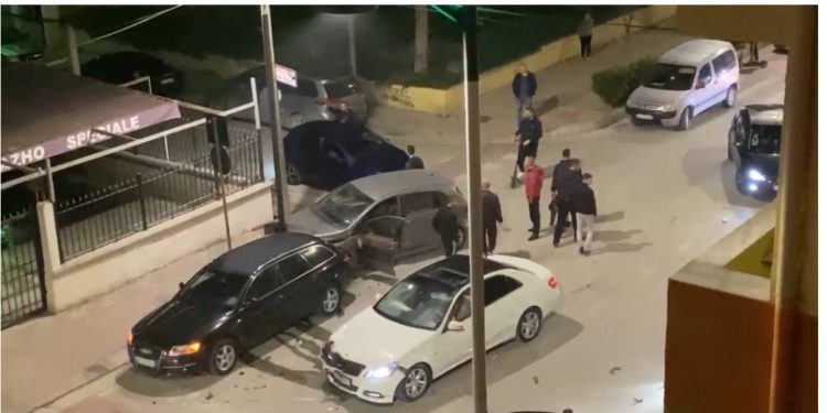 Përplasen gjashtë makina në Fier