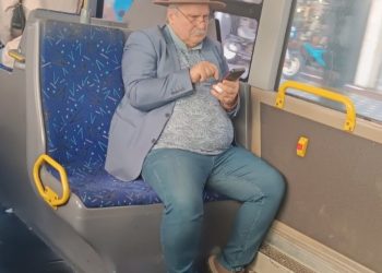 Kujtim Gjuzi me kapele shfaqet në urbanin e Tiranës!