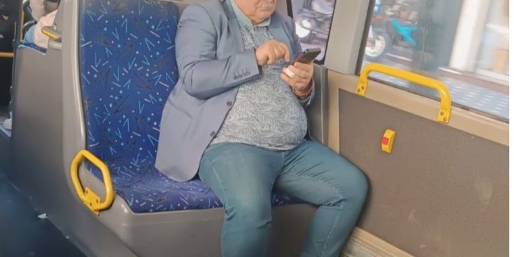 Kujtim Gjuzi me kapele shfaqet në urbanin e Tiranës!