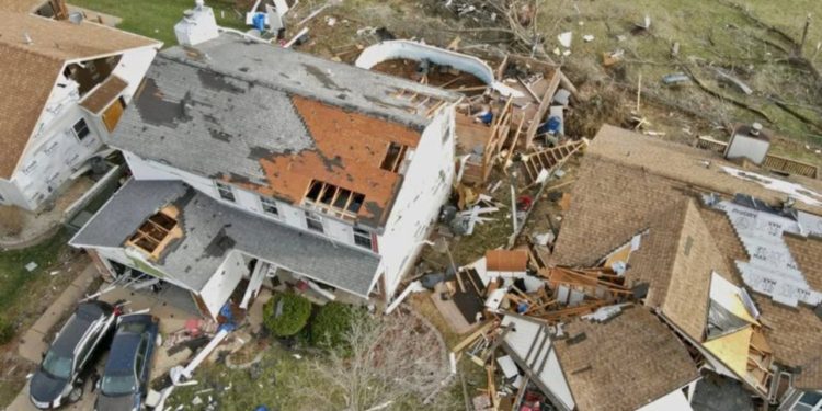 Tornado, zjarre dhe stuhi ere, të paktën 40 të vdekur nga moti i keq në SHBA