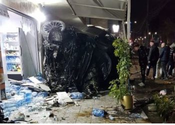 Aksident në Kamëz, automjeti del nga rruga dhe përplaset me një bllok dyqanesh, drejtuesi në spital