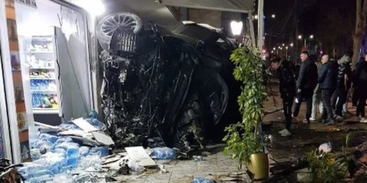 Aksident në Kamëz, automjeti del nga rruga dhe përplaset me një bllok dyqanesh, drejtuesi në spital