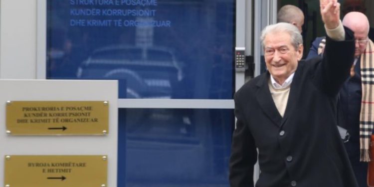 Në zbatim të masës të masës “detyrim paraqitje”, Berisha paraqitet në SPAK