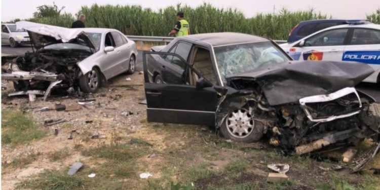 Dy makina përplasen në mbikalimin e Patokut, tre të plagosur