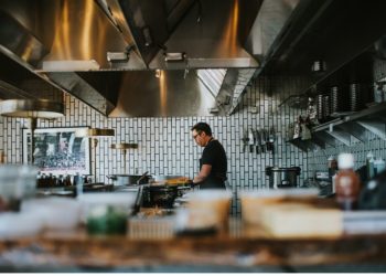 16% e punonjësve në Shqipëri punojnë më pak se 10 orë në javë