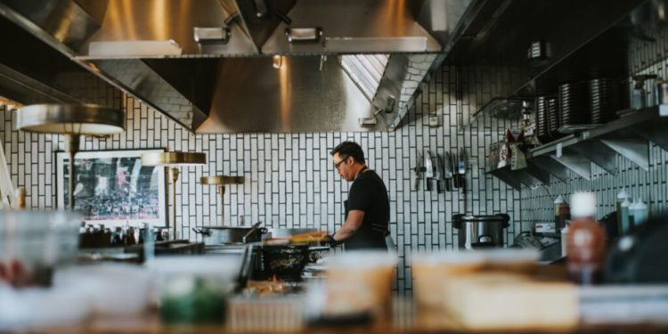 16% e punonjësve në Shqipëri punojnë më pak se 10 orë në javë