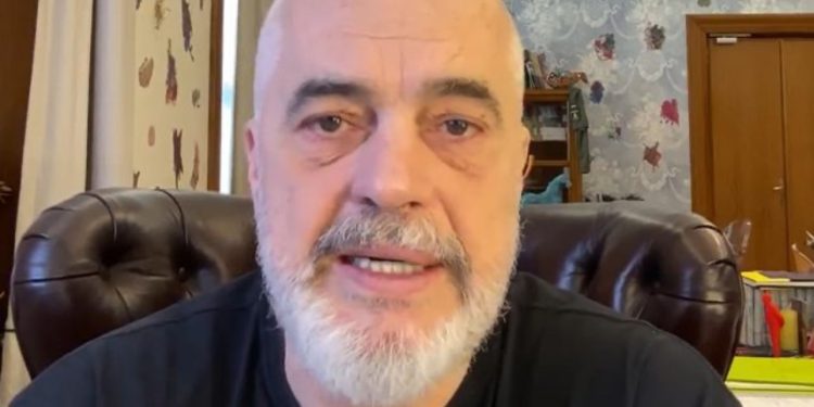 “Rregullo njëherë rrugët pastaj fol për BE”/ Rama i përgjigjet komentuesit: Punë pa mbaruar nuk lëmë! Pasaporta europiane e rëndësishme…