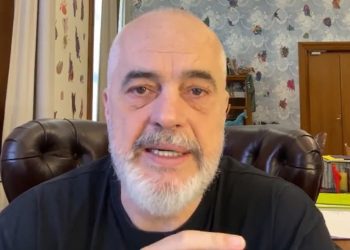 “Rregullo njëherë rrugët pastaj fol për BE”/ Rama i përgjigjet komentuesit: Punë pa mbaruar nuk lëmë