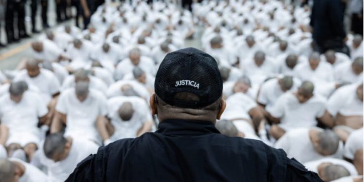 Cilësohen si pjesë të kartelit “Tren de Aragua”, Trump deporton drejt një burgu të cilësisë së lartë të El Salvadorit 250 venezuelian