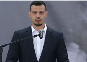 “Babanë nuk e lejuan të të hedhë një grusht dhè Drenice”, emocionon djali i Hashim Thaçit: Gjysh, sot për ty ka ardhur Kosova, Shqipëria, Maqedonia e Lugina