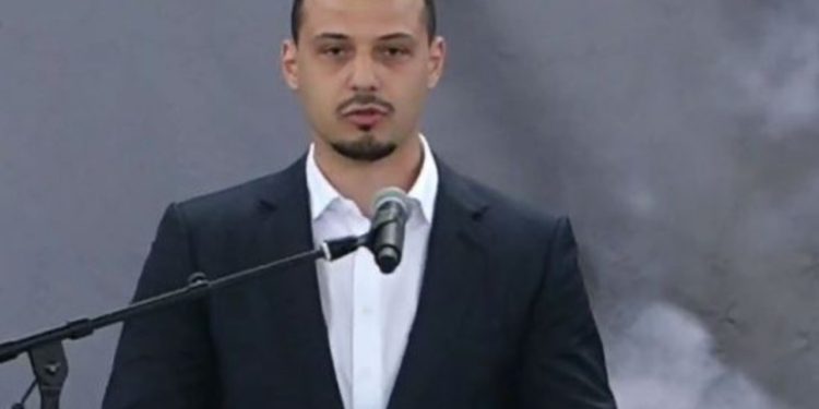 “Babanë nuk e lejuan të të hedhë një grusht dhè Drenice”, emocionon djali i Hashim Thaçit: Gjysh, sot për ty ka ardhur Kosova, Shqipëria, Maqedonia e Lugina