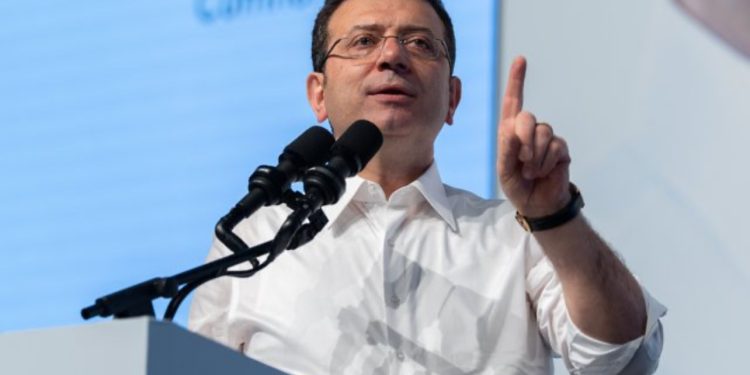 Kryebashkiaku i Stambollit me pengesa të reja për t’u bërë president, autoritetet i anulojnë diplomën