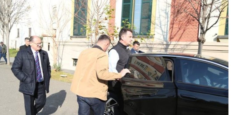 I dhanë telefonin për të bërë një telefonatë, SPAK merr nën hetim policët e Burgjeve që transferuan Veliajn nga Durrësi në GJKKO! Dëshmia e efektivit