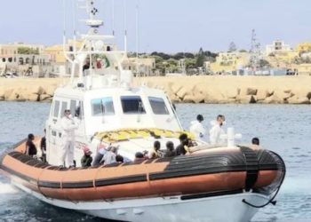 Mbytet gomonia në brigjet e Italisë, 40 emigrantë të zhdukur