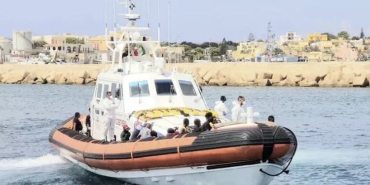 Mbytet gomonia në brigjet e Italisë, 40 emigrantë të zhdukur
