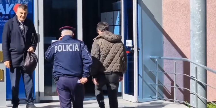 Nën masën “arrest shtëpie”, biznesmeni Elman Abule paraqitet në SPAK