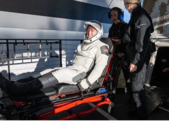 VIDEO/ Ngecën në hapësirë për 9 muaj, austronautët hasin vështirësi për të ecur pas mbërritjes në Tokë