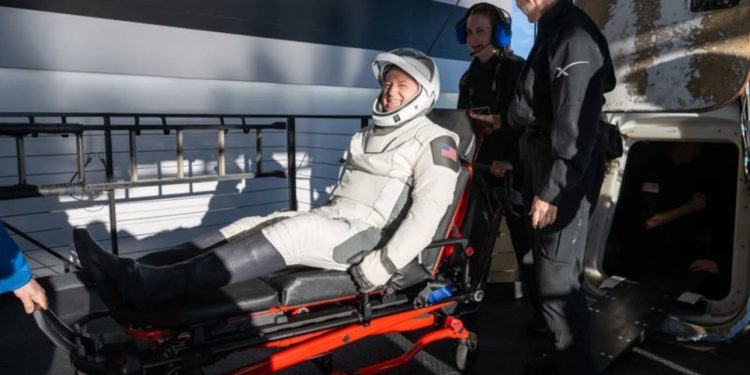 VIDEO/ Ngecën në hapësirë për 9 muaj, austronautët hasin vështirësi për të ecur pas mbërritjes në Tokë