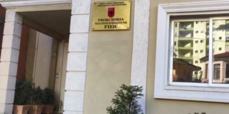 Dhunonte gruan dhe ngacmonte vajzën e saj të mitur, dërgohet për gjykim kryefamiljari në Fier