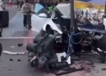 “Tesla” humb kontrollin dhe përfundon në trotuar, përplas këmbësorët, 7 të plagosur në Londër