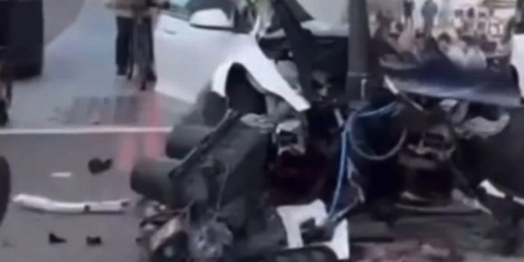 “Tesla” humb kontrollin dhe përfundon në trotuar, përplas këmbësorët, 7 të plagosur në Londër