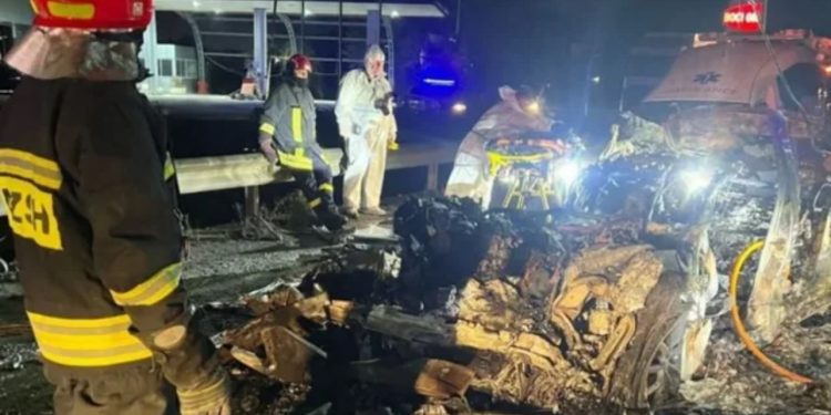 Aksident i rëndë në Fushë-Prezë/ Makina përplaset me betonieren dhe përfshihet nga flakët, katër të vdekur