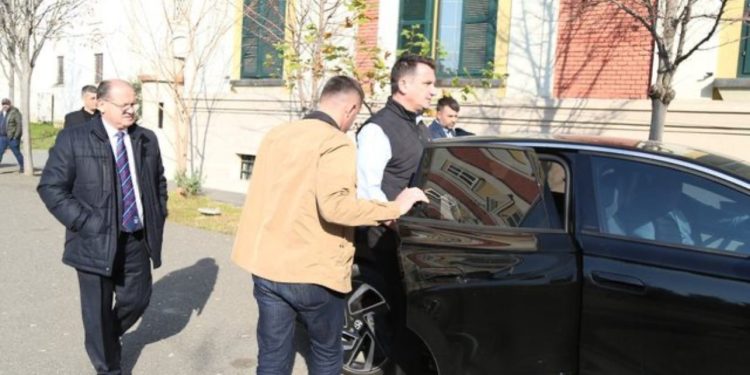 Një orë e gjysëm në SPAK/ Veliaj lë qelinë e Durrësit për tu marrë në pyetje si i pandehur