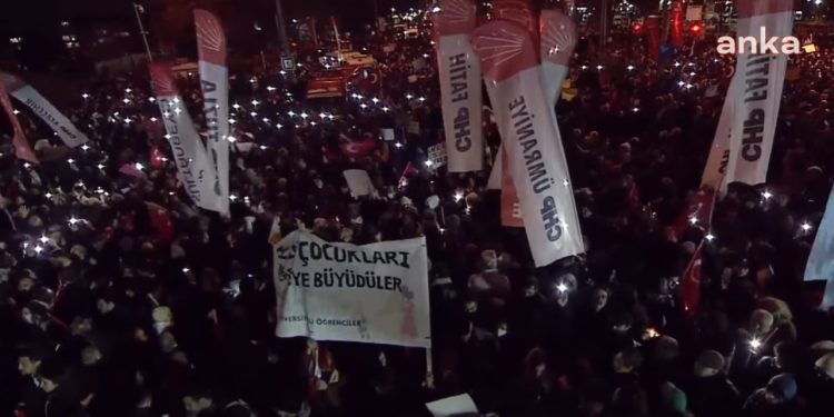 Protesta në Turqi për Ekrem Imamoglu, policia përdor gaz lotsjellës