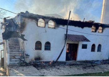 Zjarr në Shupenzë të Bulqizës, përfshihet nga flakët xhamia