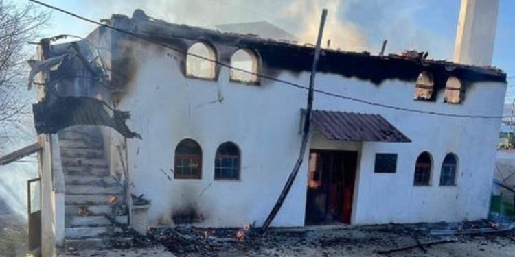 Zjarr në Shupenzë të Bulqizës, përfshihet nga flakët xhamia