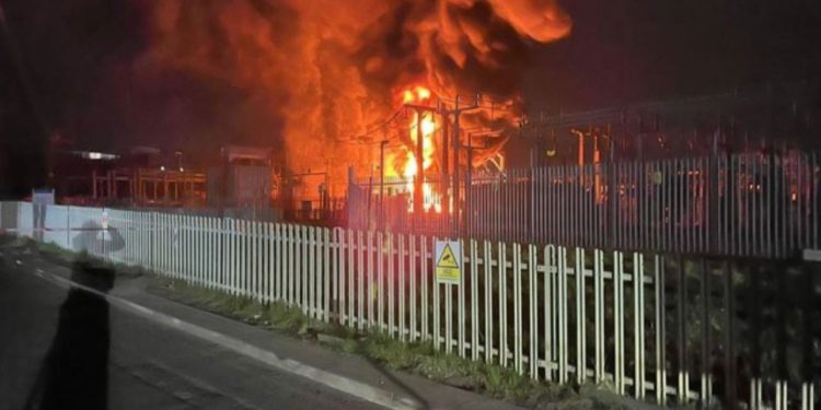 Përfshihet nga flakët aeroporti “Heathrow” në Londër, evakuuohen qindra persona! Anulohen të gjitha fluturimet