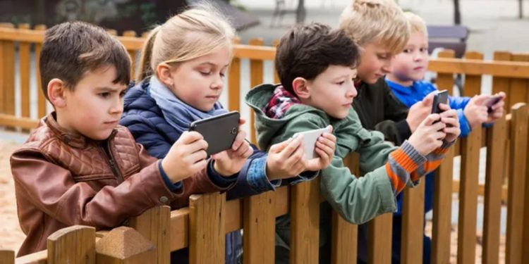 Zvicra po shqyrton ndalimin e rrjeteve sociale për fëmijët nën 16 vjeç