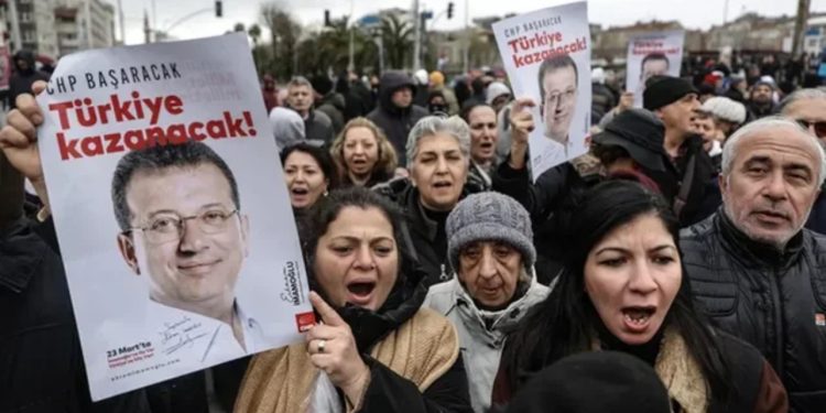 Policia përdori pl*mba gome dhe gaz lotsjellës gjatë protestës jashtë bashkisë së Stambollit