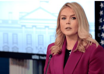 Nga jeta private me bashkëshortin 32 vite më të madh te karriera politike, kush është Zëdhënësja simpatike e Shtëpisë së Bardhë Karoline Leavitt?