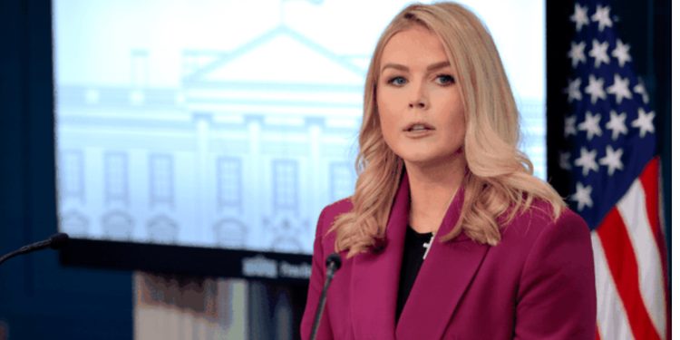 Nga jeta private me bashkëshortin 32 vite më të madh te karriera politike, kush është Zëdhënësja simpatike e Shtëpisë së Bardhë Karoline Leavitt?