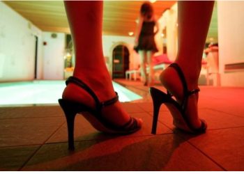 Shfrytëzonin vajza të huaja për prostitucion, arrestohen 12 tutore, mes tyre një oficere policie