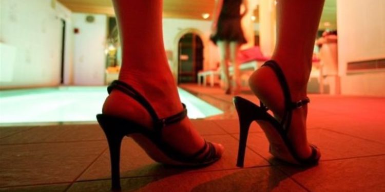 Shfrytëzonin vajza të huaja për prostitucion, arrestohen 12 tutore, mes tyre një oficere policie