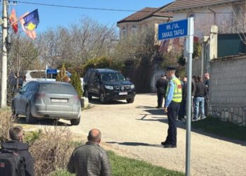 Thaçi shkon në shtëpi pasi vendosi kurorën me lule tek varri i babait