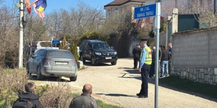 Thaçi shkon në shtëpi pasi vendosi kurorën me lule tek varri i babait