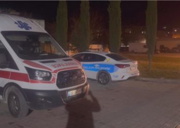 Makina godet vajzën e mitur mbi vija të bardha, shoferi arratiset