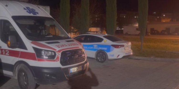 Makina godet vajzën e mitur mbi vija të bardha, shoferi arratiset