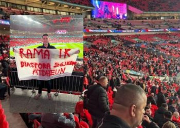 FOTOLAJM/ “Rama ik, Diaspora zgjedh atdheun”, shqiptari shpalos banderolën në stadiumin e “Wembley”