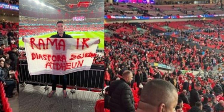 FOTOLAJM/ “Rama ik, Diaspora zgjedh atdheun”, shqiptari shpalos banderolën në stadiumin e “Wembley”