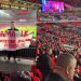 FOTOLAJM/ “Rama ik, Diaspora zgjedh atdheun”, shqiptari shpalos banderolën në stadiumin e “Wembley”