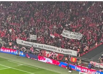 “FSHF Mafia”, Tifozat Kuq e Zi mesazh Dukës nga Londra: Futbolli s’është biznes