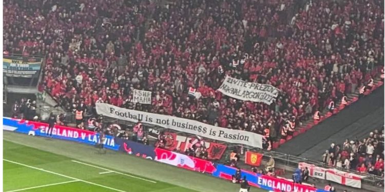 “FSHF Mafia”, Tifozat Kuq e Zi mesazh Dukës nga Londra: Futbolli s’është biznes