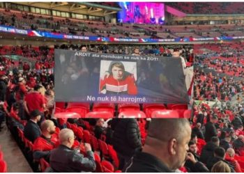 FOTOLAJM/ Shqiptarët nuk harrojnë Ardit Gjoklajn, banderola me foton e tij shpaloset në stadiumin në Londër: Ata menduan se nuk ka Zot, ne nuk…